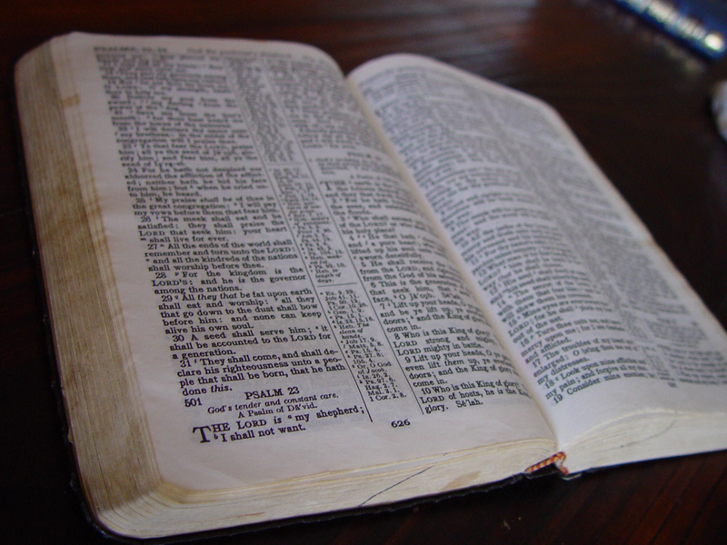 Illustration for article titled Por qué la mayoría de las Biblias se imprimen a dos columnas en cada página